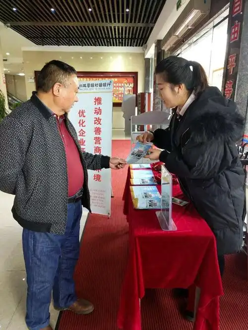 如遇火灾，该如何拨打火警电话？